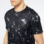Koszulka do biegania New Balance PRINTED IMPACT RUN SHORT MT21263BK