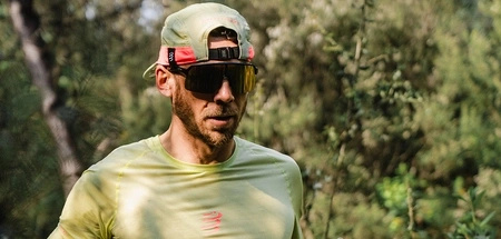 Czapka do biegania COMPRESSPORT 5 PANEL LIGHT CAP Nile/Fluo Red